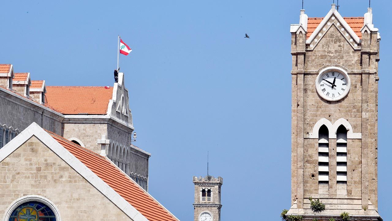 Zegar na budynku libańskiego parlamentu (fot. PAP/EPA/WAEL HAMZEH)