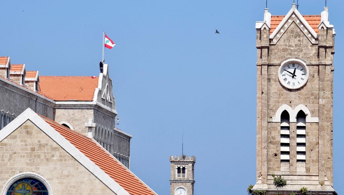 Zegar na budynku libańskiego parlamentu (fot. PAP/EPA/WAEL HAMZEH)