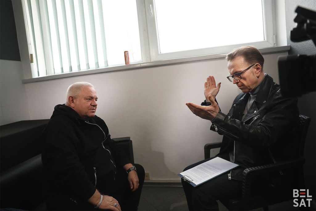 Дырэктар «Белсату» Аляксей Дзікавіцкі бярэ інтэрв’ю ў нямецкага рок-музыкі Уда Дыркшнайдэра. Варшава, Польшча. 25 сакавіка 2024 года. (Фота: Аліса Ганчар / Белсат)