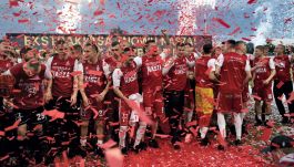 Po zakończeniu meczu z Chojniczanką rozpoczęła się wielka feta (fot. PAP/Grzegorz Michałowski). Po zakończeniu meczu z Chojniczanką rozpoczęła się wielka feta (fot. PAP/Grzegorz Michałowski).