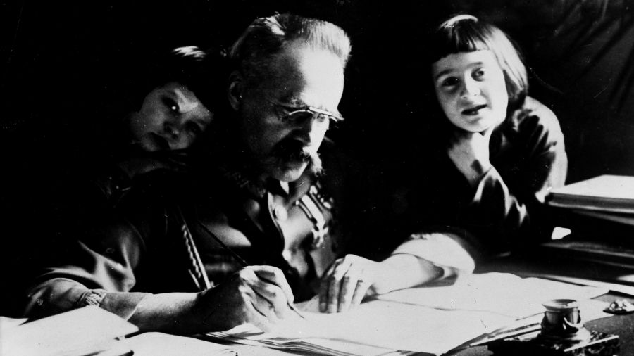 Lata 20. Józef Piłsudski z córkami. Fot. ullstein bild via Getty Images