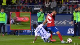 Luis Palma uderzył Zorana Arsenicia od tyłu – to był poważny rażący faul (kadr: TVPSPORT.PL)