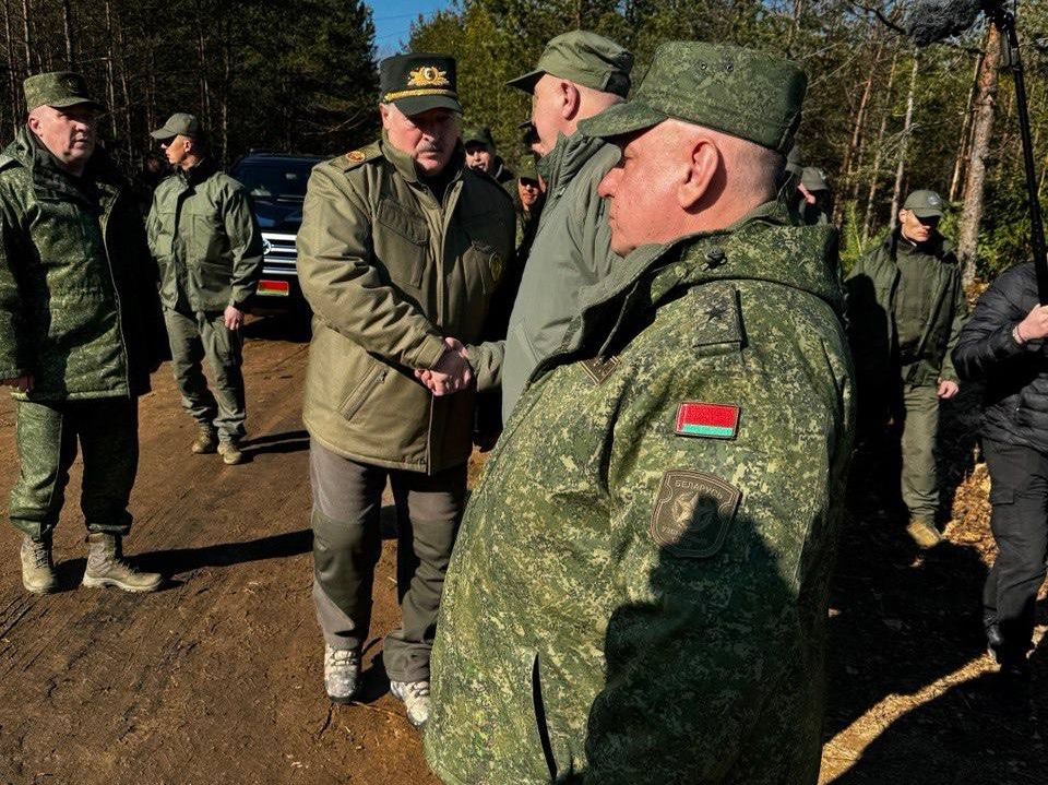 Аляксандр Лукашэнка цісне руку свайму памочніку Юрыю Караеву  (Фота: Пул первого / Telegram)
