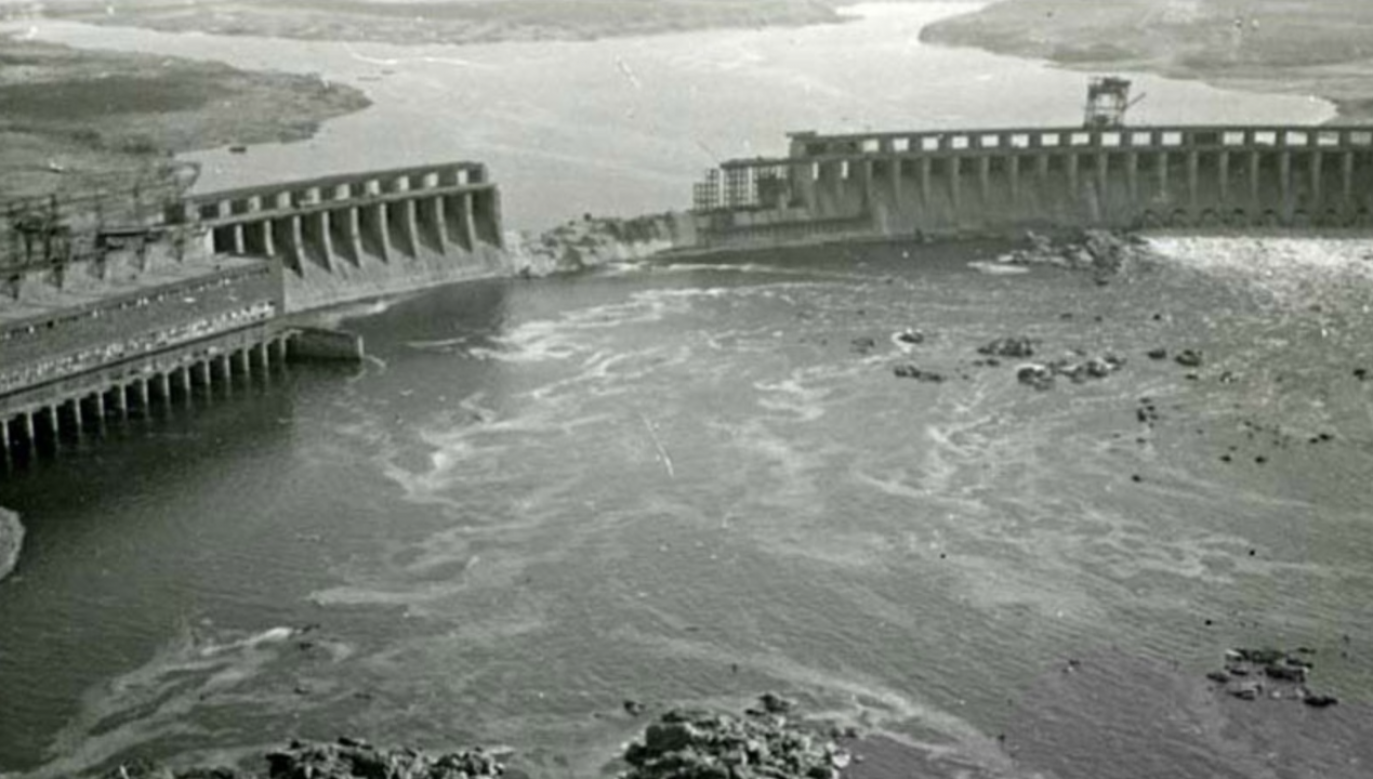 Dnipro HPP destroyed by Soviet forces while retreating from advancing Germans, late 1941. Photo: Wikimedia Commons