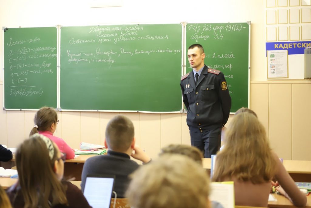 Здымак мае ілюстрацыйны характар. Міліцыянты Ленінскага РУУС Менску праводзяць урок кібер (Фота: sb.by)