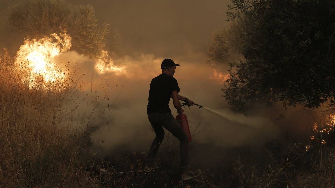 Walkę z pożarami utrudnia wysoka temperatura (fot. PAP/EPA/KOSTAS TSIRONIS)