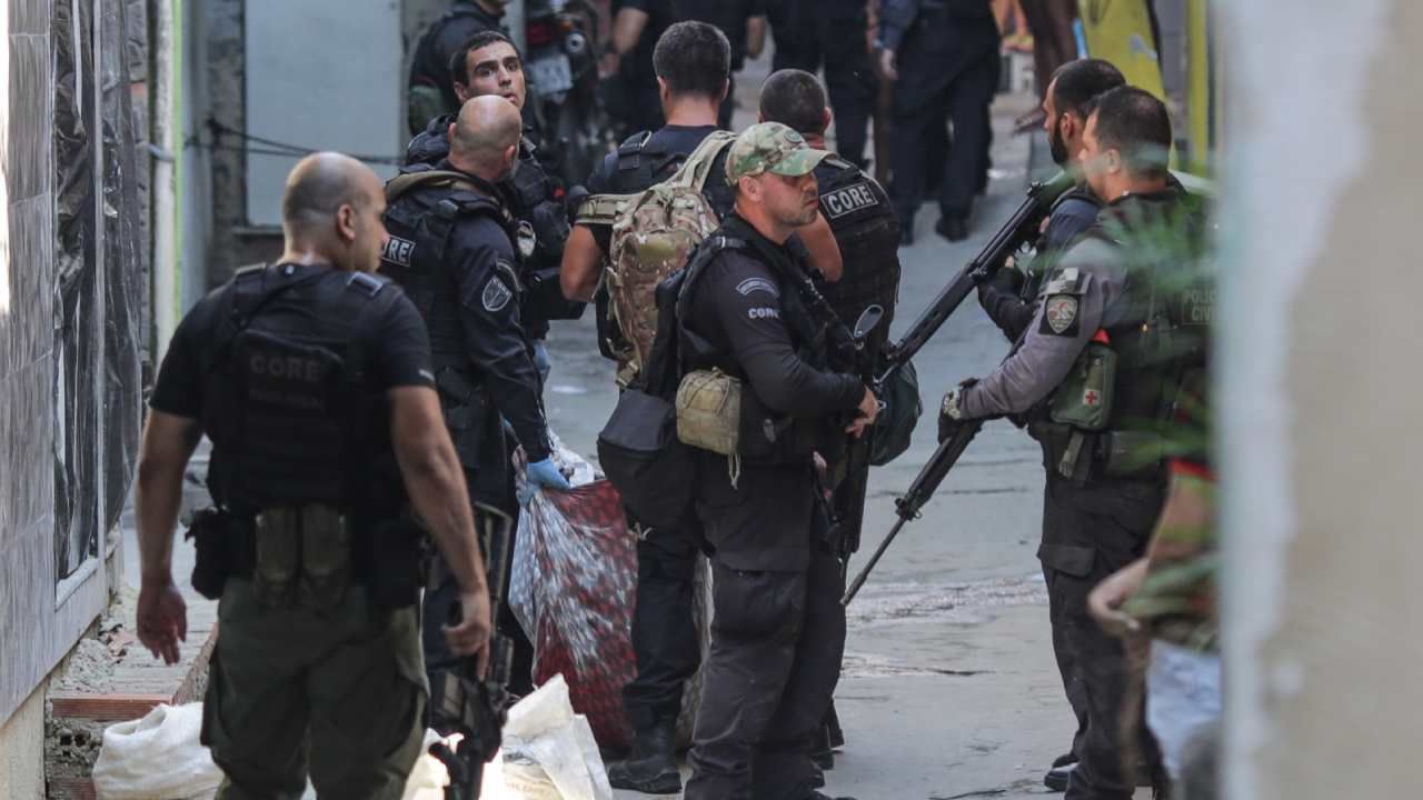 Akcja policji wymierzona była w gang narkotykowy (fot. PAP/EPA/Andre Coelho) Akcja policji wymierzona była w gang narkotykowy (fot. PAP/EPA/Andre Coelho)
