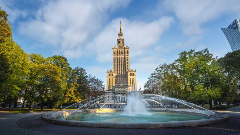 Pałac Kultury i Nauki znajduje się w centrum Warszawy. Z tarasu znajdującego się na 30. piętrze można podziwiać panoramę miasta. Fot. Diego Grandi/Shuttertsock