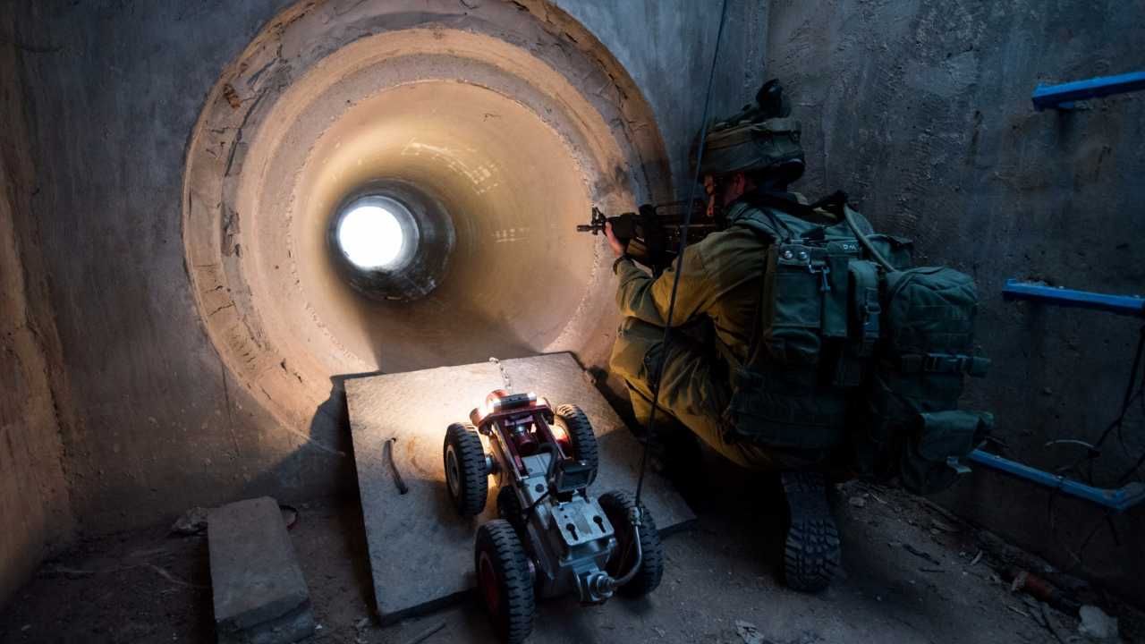 Tunele służą Hamasowi między innymi do przenoszenia broni dla bojowników (fot. IDF)