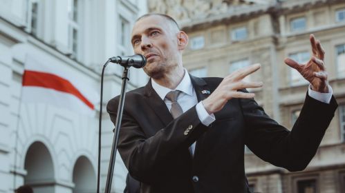 Former political prisoner and 2020 election candidate Siarhei Tsikhanouski met with him for the first time after his release from prison. Warsaw, Poland. June 26, 2025. Photo: Raoul Duke / Belsat
