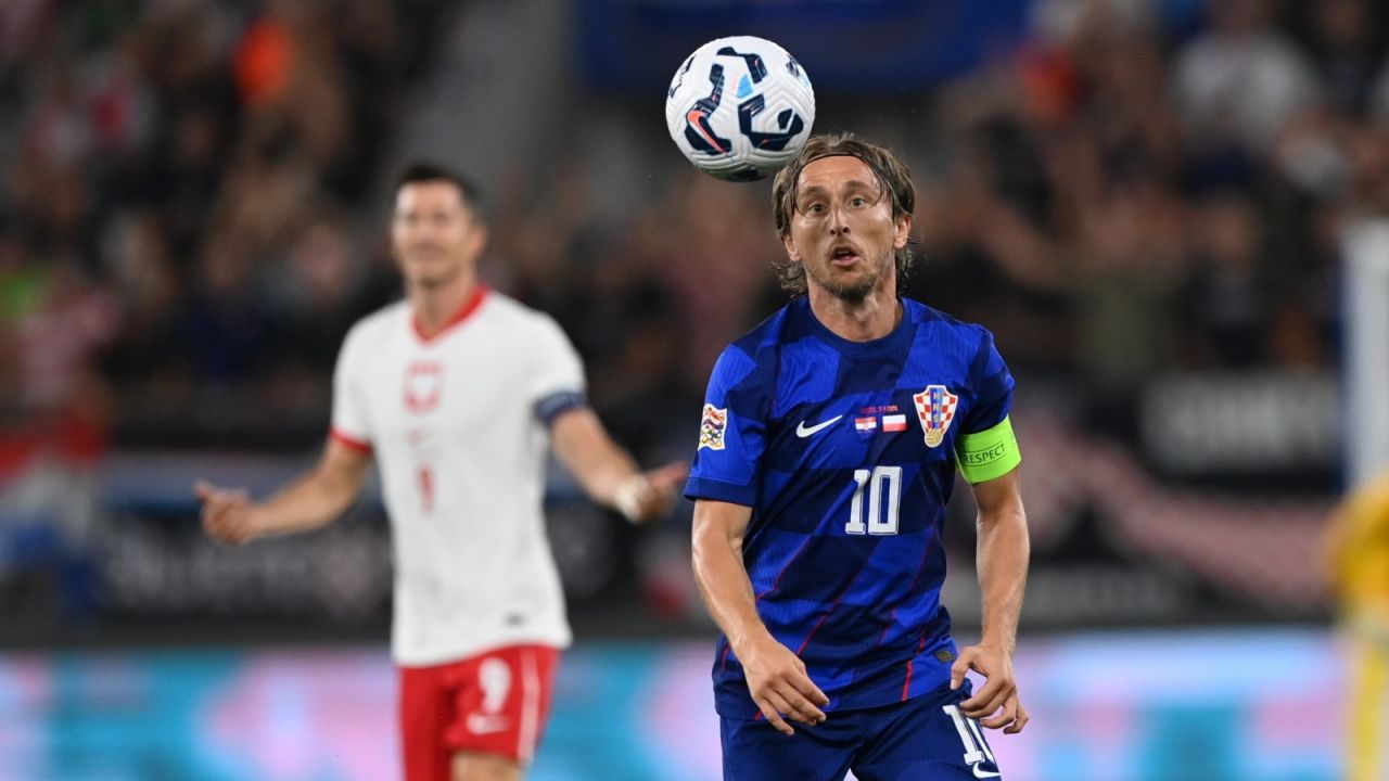 Luka Modrić, a w tle Robert Lewandowski (fot. PAP)