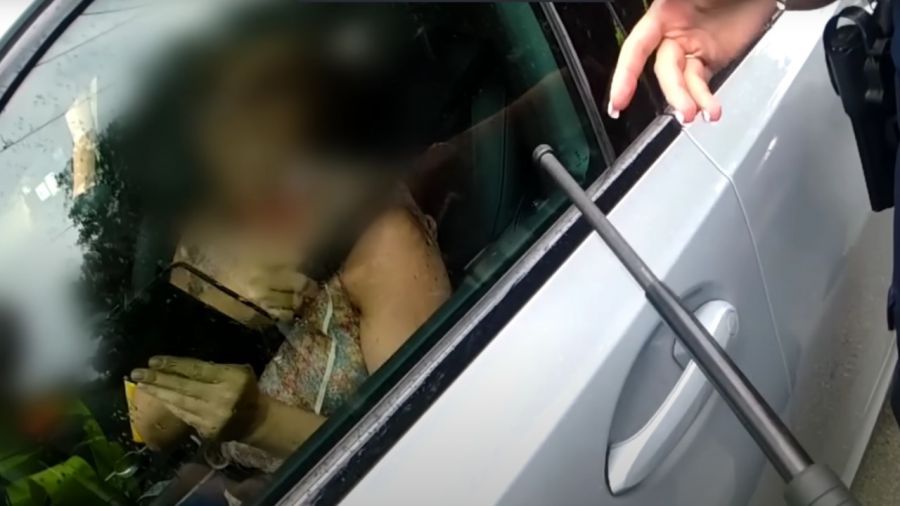 Mieszkanka Lublina nie chciała zatrzymać się do kontroli drogowej. Policjantki wybiły szybę w aucie (fot. Komenda Miejsca Policji we Wrocławiu)