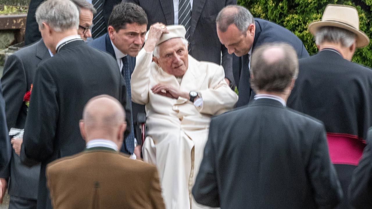 Papież odwiedził schorowanego brata (fot. PAP/DPA/Armin Weigel) Papież odwiedził schorowanego brata (fot. PAP/DPA/Armin Weigel)