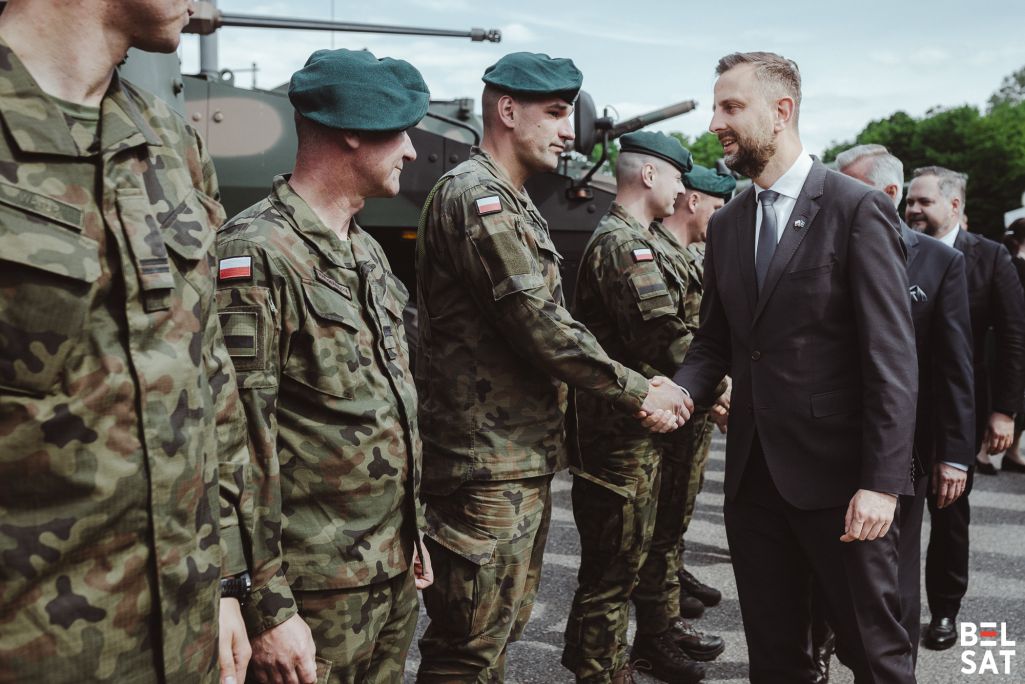 Віцэ-прэм'ер Владыслаў Касіняк-Камыш вітае салдат перад пачаткам канферэнцыі «Defence 24 Days». Варшава, Польшча. 6 траўня 2025 года. Фота: Рауль Дзюк / Белсат