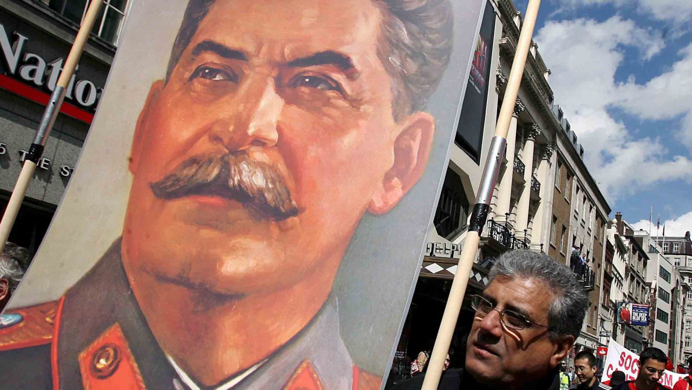 Десталинизация советского общества. Хрущев десталинизация. Голова Сталина в Венгрии.