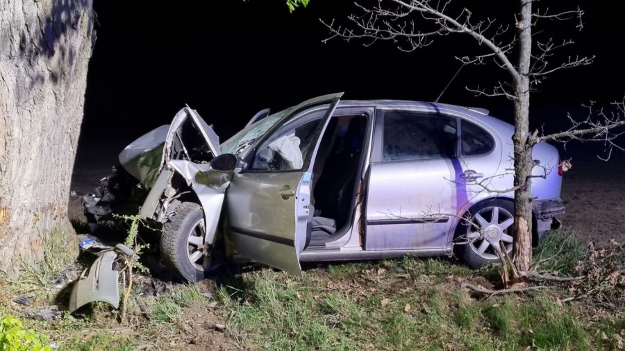Czajcze, wypadek, auto wjechało w drzewo (fot. OSP Bądecz/Facebook)