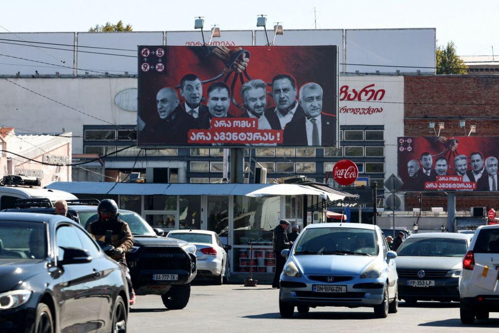 Агітацыйныя білборды кіруючай партыі «Грузінская мара» з выявамі лідараў і актывістаў апазіцыйных партый і надпісам на грузінскай мове «Не вайне, не агентам» размешчаны ў Тбілісі, Грузія. 22 кастрычніка 2024 года. Фота: Giorgi Arjevanidze / AFP / East News