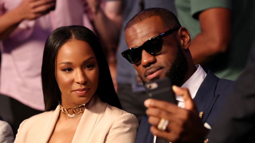 Znakomity koszykarz NBA LeBron James z żoną (fot. Getty Images)