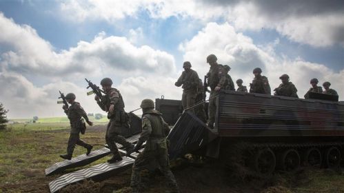 Салдаты 18-й механізаванай дывізіі, у тым ліку 21-я падгальская стралковая брыгада, 1-я бранятанкавая брыгада і 3-ці інжынерны полк, падчас вучэнняў &laquo;Жалезны абаронца-25&raquo; пад горадам Новы Грод, Польшча. 4 верасня 2025 года. Фота: Marek Maliszewski / Reporter / East News