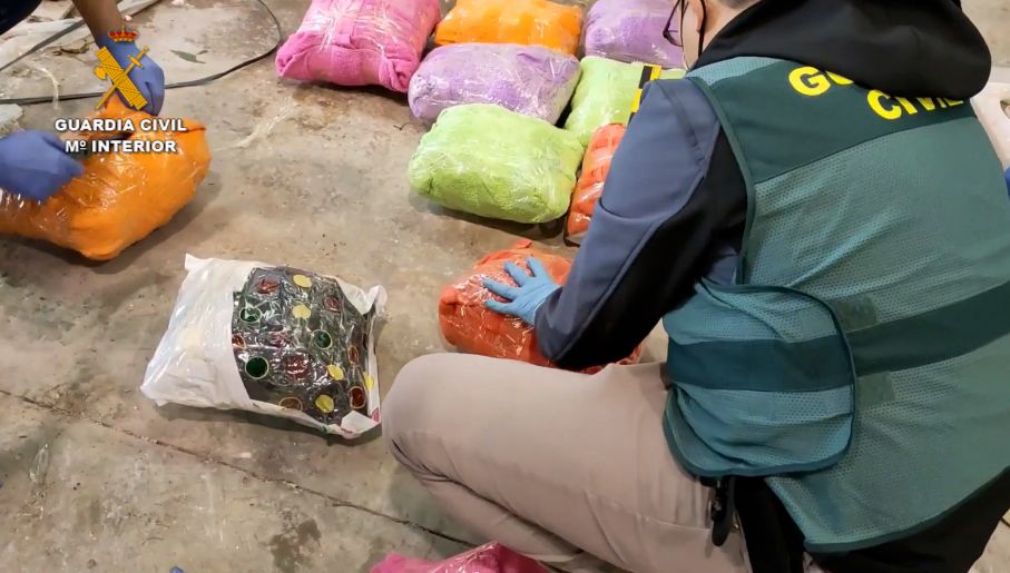 Pakowane próżniowo, wielowarstwowe przesyłki, minimalizowały ryzyko odkrycia narkotyku (fot. Guardia Civil)