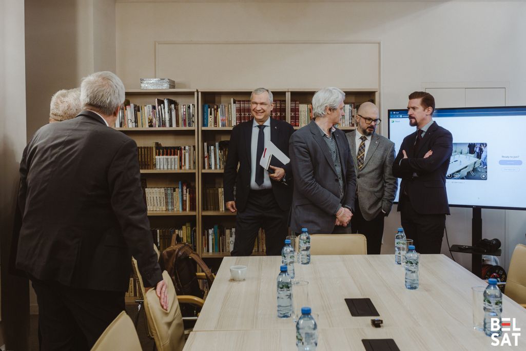 Кіраўнік НАУ Павел Латушка, выканаўца абавязкаў прадстаўніка ў справе нацыянальнага адраджэння Аб’яднанага пераходнага кабінету Павел Баркоўскі, намеснік прадстаўніка па транзіце ўлады Арцём Праскаловіч і кіраўнік апарату Аб’яднанага пераходнага кабінету Валерый Мацкевіч падчас пасяджэння Аб'яднанага пераходнага кабінету. Варшава, Польшча. 29 красавіка 2025 года. Фота: Белсат