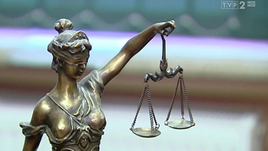 Polacy wolą szukać pomocy prawnej w Internecie zamiast u prawnika (fot. TVP Info)