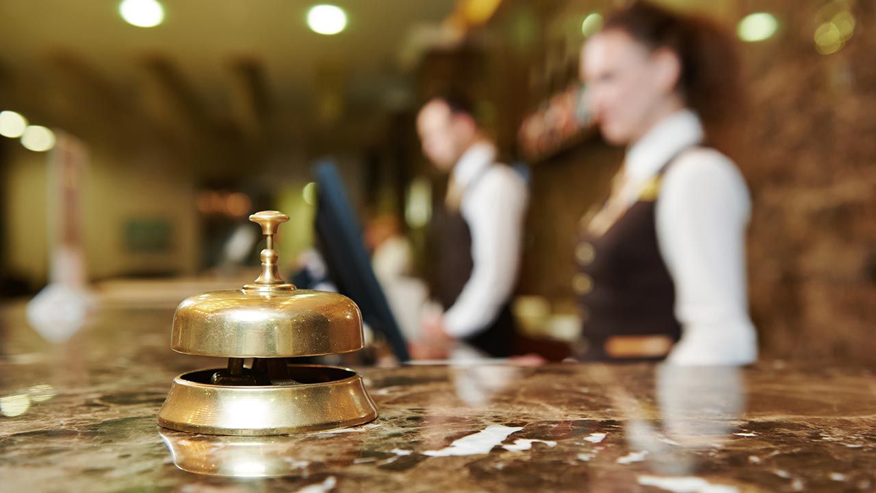 22-latek i 20-letnia kobieta są podejrzewani o wyłudzenie pobytu i atrakcji hotelowych (fot. Shutterstock/Dmitry Kalinovsky) 22-latek i 20-letnia kobieta są podejrzewani o wyłudzenie pobytu i atrakcji hotelowych (fot. Shutterstock/Dmitry Kalinovsky)