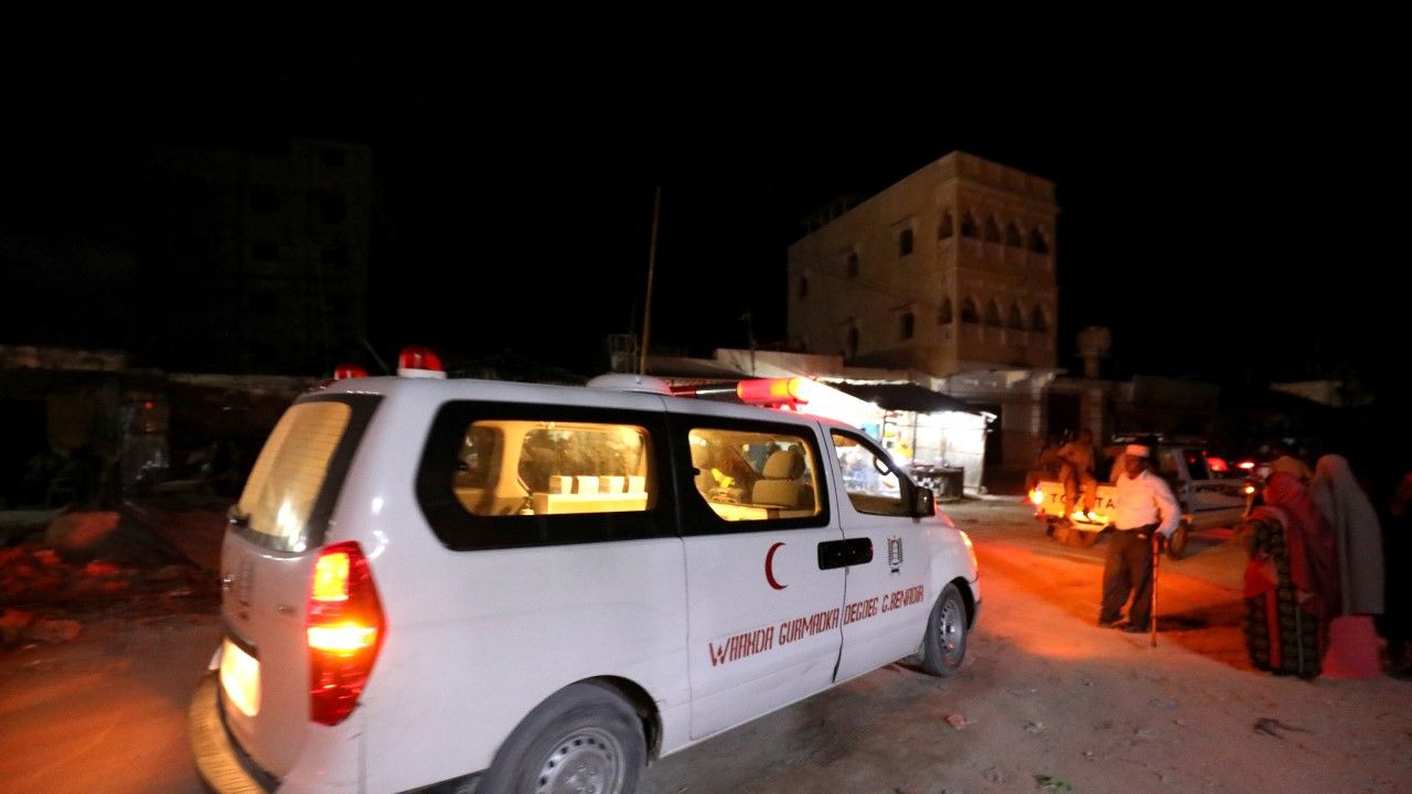 Karetka pogotowia udająca się na miejsce eksplozji w hotelu Elite w Mogadiszu (fot. REUTERS/Feisal Omar) Karetka pogotowia udająca się na miejsce eksplozji w hotelu Elite w Mogadiszu (fot. REUTERS/Feisal Omar)