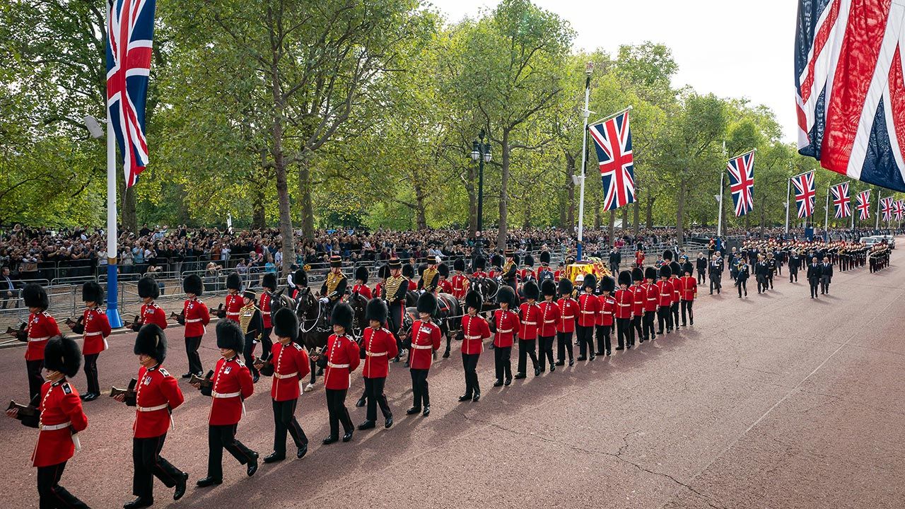 Trumna z ciałem Elżbiety II została odprowadzona do Pałacu Westminsterskiego (fot. PAP/PA)