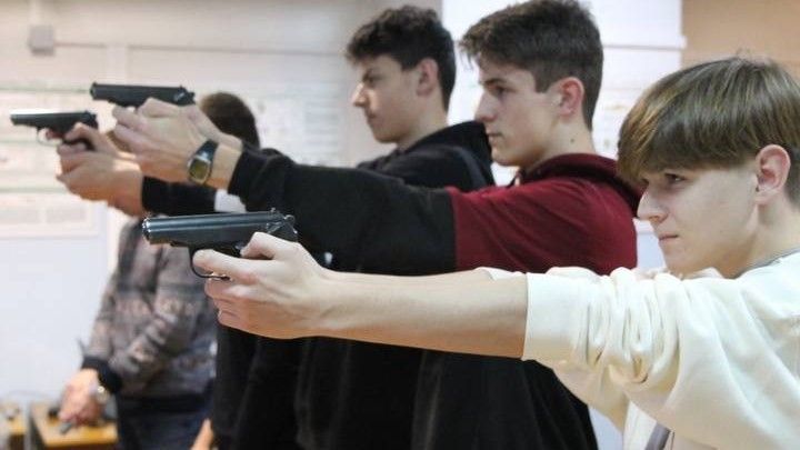Ліцэісты ў ціры КДБ. (Фота: Лицей БГУ / Telegram)