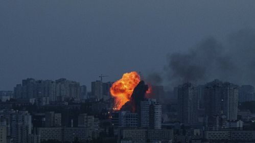 Выбух у выніку расейскага масіраванага авіяўдару па Кіеву. У ноч на 6 чэрвеня Расея выпусціла па тэрыторыі Украіны 407 дронаў і 44 ракеты. У выніку атакі загінулі тры чалавекі і амаль паўсотні атрымалі раненні. У сталіцы пад удар трапіў шматпавярховы жылы дом, навучальная ўстанова, метрапалітэн і іншыя аб'екты грамадзянскай інфраструктуры. Без электрычнасці засталіся больш за дзве тысячы чалавек
