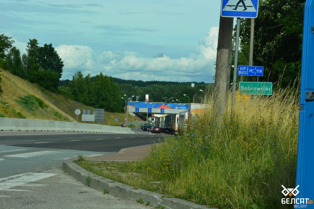Памежны пераход у Баброўніках. Нешматлікія легкавыя аўтамабілі належаць амаль выключна беларусам. 6 ліпеня 2022 г. (Фота: Пётр Яворскі / Белсат)