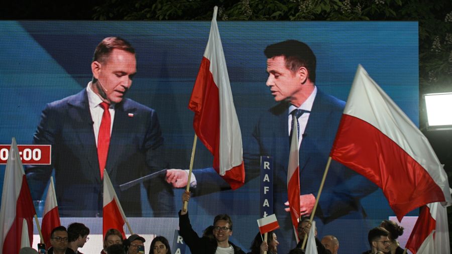 Rafał Trzaskowski, Karol Nawrocki podczas debaty. W jej trakcie kandydat PiS zarzucił prezydentowi Warszawy, że stołeczni urzędnicy wyrzucają rodzinę na bruk. Fot.: PAP/Marcin Obara