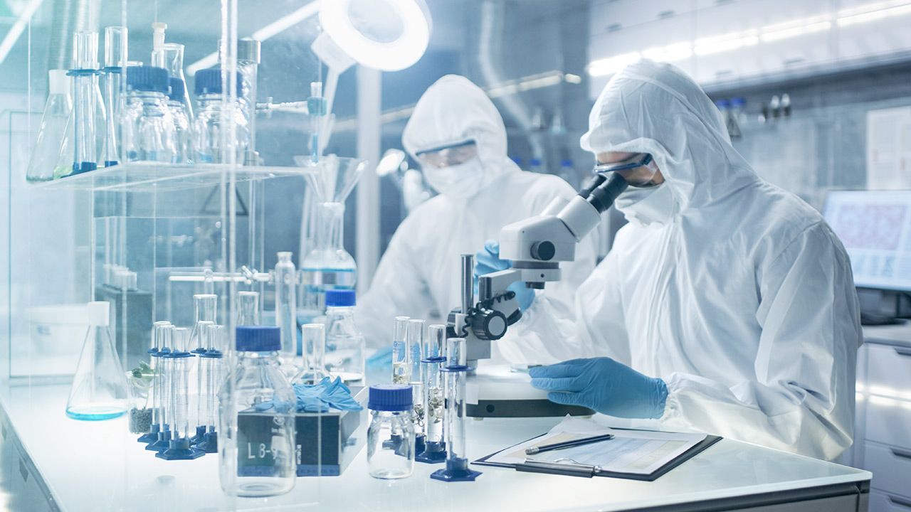 Pierwsze podanie mRNA do organizmu pacjenta odbyło się już w 2009 r. (fot. Shtterstock/Gorodenkoff) Pierwsze podanie mRNA do organizmu pacjenta odbyło się już w 2009 r. (fot. Shtterstock/Gorodenkoff)