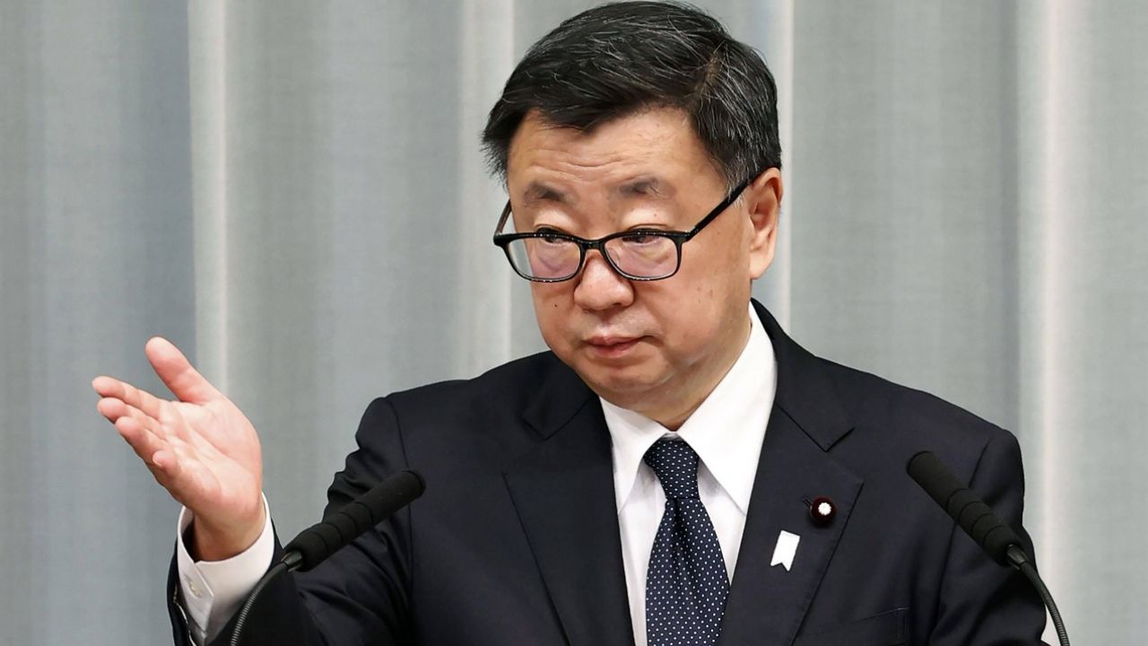 Hirokazu Matsuno powołał się na ustalenia z Joem Bidenem (fot. PAP/Newscom)