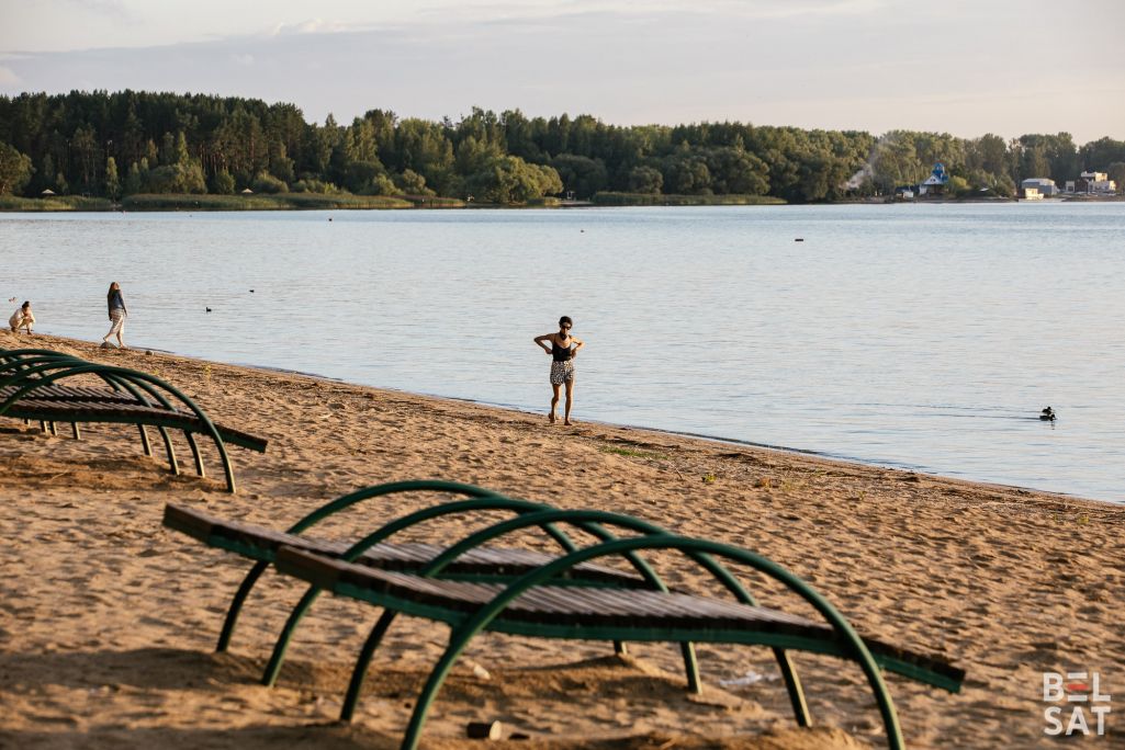 Людзі гуляюць па беразе Менскага мора. Менск, Беларусь. 3 жніўня 2023 года. (Фота: Белсат)