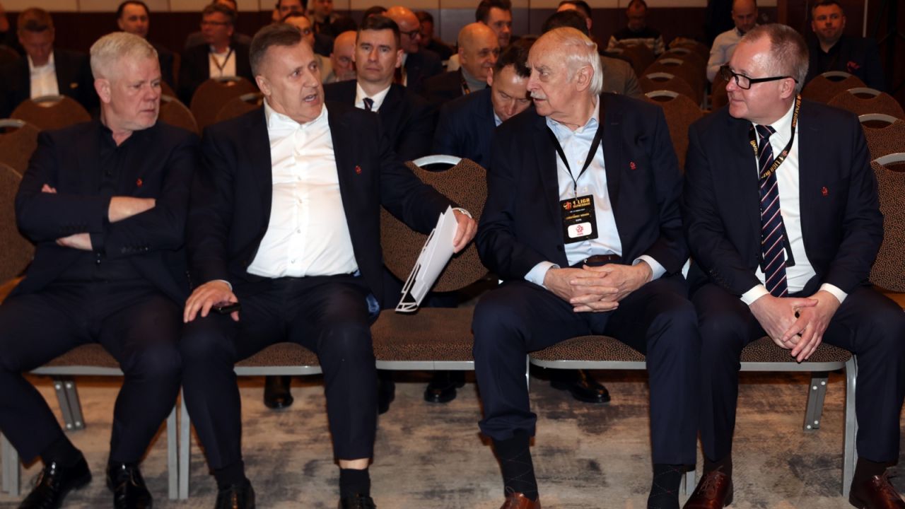 Cezary Kulesza (drugi od lewej) i Robert Skowron (pierwszy od prawej, fot. 400mm.pl).