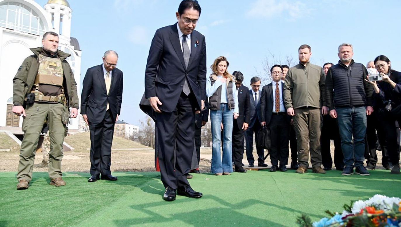 Premier Japonii Fumio Kishida złożył kwiaty przed masowym grobie w Buczy  (fot. 	PAP/EPA/Ministry of Foreign Affairs of Ukraine HANDOUT)