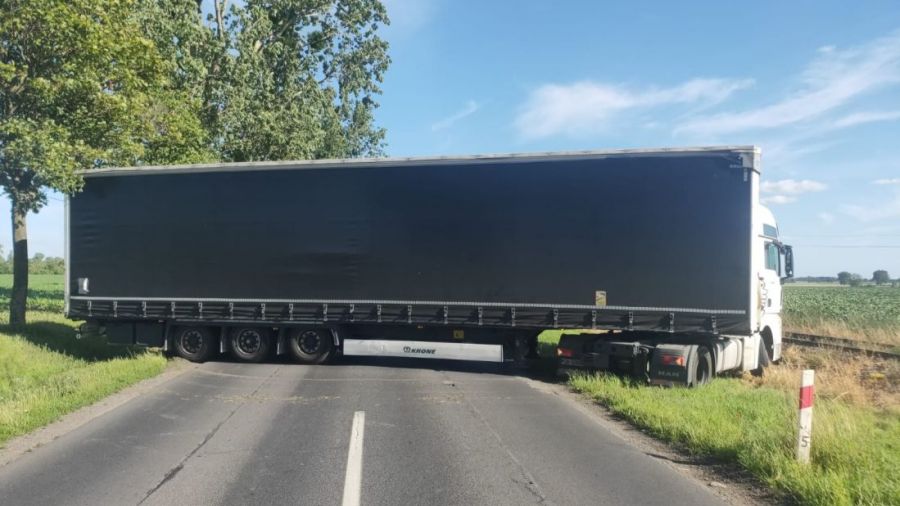 Kierowca ciężarówki postanowił zawrócić i nie był to dobry pomysł (Fot. KPP Inowrocław)