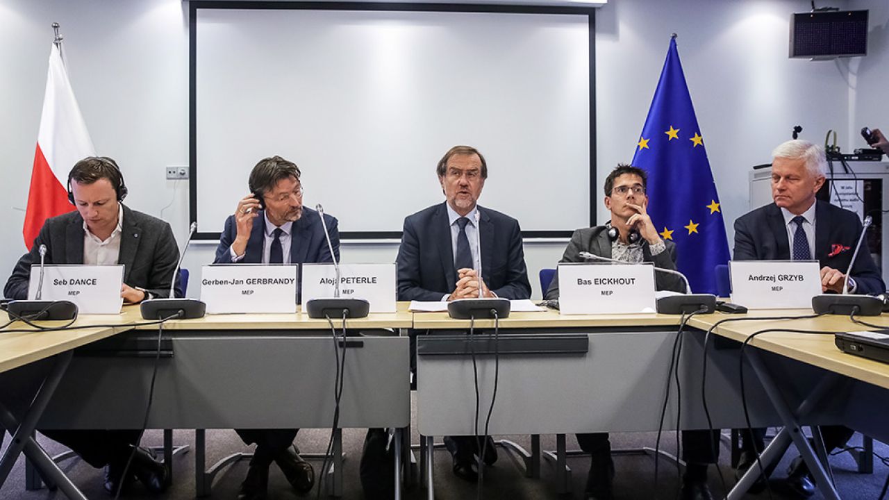 Delegacja Komisji Ochrony Środowiska Naturalnego, Zdrowia Publicznego i Bezpieczeństwa Żywności Parlamentu Europejskiego. Od lewej: Seb Dance, Gerben-Jan Gerbrandy, Alojz Peterle, Bas Eickhout i Andrzej Grzyb (fot. PAP/Tomasz Gzell) Delegacja Komisji Ochrony Środowiska Naturalnego, Zdrowia Publicznego i Bezpieczeństwa Żywności Parlamentu Europejskiego. Od lewej: Seb Dance, Gerben-Jan Gerbrandy, Alojz Peterle, Bas Eickhout i Andrzej Grzyb (fot. PAP/Tomasz Gzell)