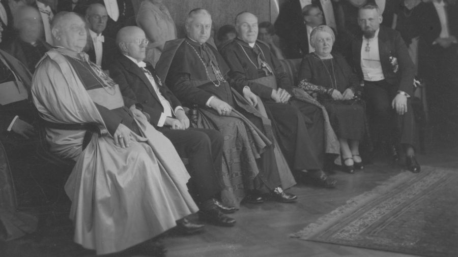 Wizyta Prymasa Polski ks. kard. Augusta Hlonda w Niemczech w 1933 roku. Raut w Konsulacie Generalnym RP w Monachium. Siedząw pierwszym rzędzie: konsul generalny Aleksander Ładoś, jego matka Albina Ładoś, arcybiskup Monachium i Fryzyngi ks. kardynał Michael von Faulhaber,  ks. kard. August Hlond, premier Bawarii Heinrich Held, nuncjusz apostolski w Monachium arcybiskup Alberto Vassallo di Torregrossa. Fot. NAC/IKC