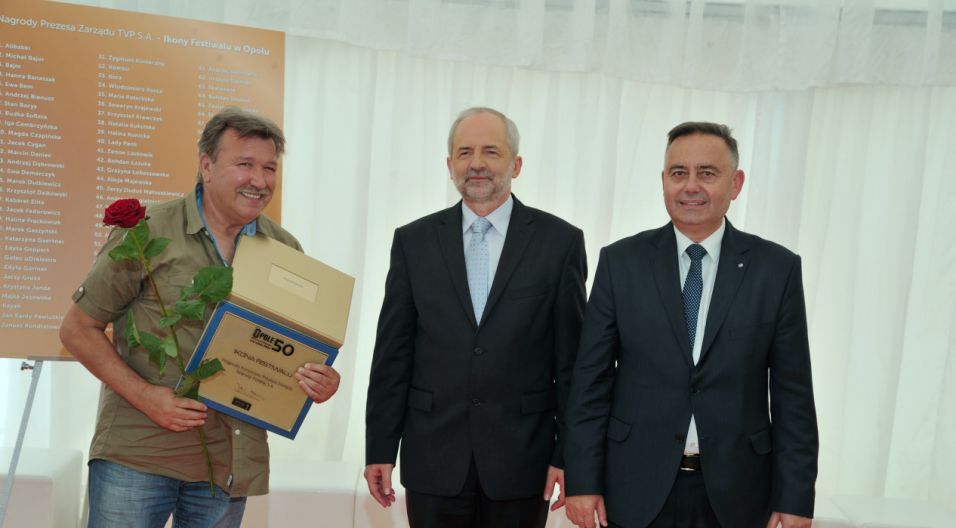Andrzej Rybiński z jubileuszową nagrodą (fot. Ireneusz Sobieszczuk/TVP)