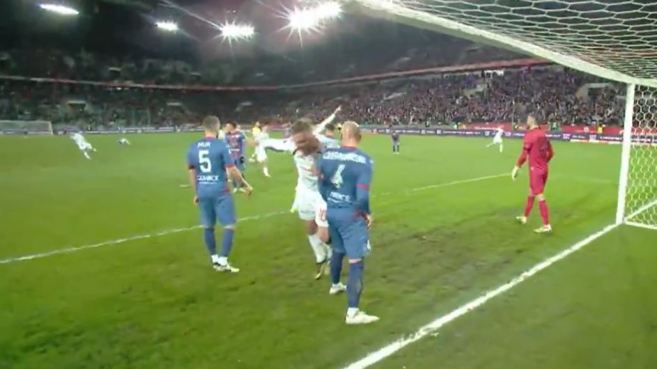 Lukas Podolski jedyną kartkę zobaczył za gwałtowne odepchnięcie Jakuba Czerwińskiego. (fot. Canal Plus) Lukas Podolski jedyną kartkę zobaczył za gwałtowne odepchnięcie Jakuba Czerwińskiego. (fot. Canal Plus)