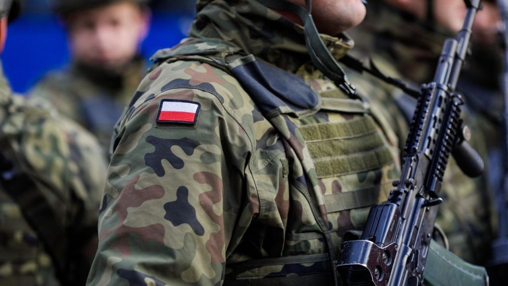 W tym roku na komisję wojskową zostaną wezwani nie tylko mężczyźni, którzy ukończą 19 lat w 2025 r. Fot. Mircea Moira/ Shutterstock