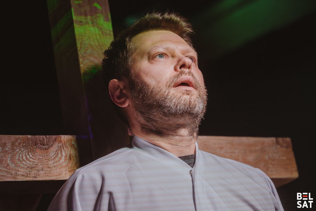 Прэм’ера спектаклю «Інсургенты» паводле п’есы Зянона Пазняка ў Варшаве на сцэне «The Backstage Bar». Варшава, Польшча. 11 чэрвеня 2025 года. Фота: Рауль Дзюк / Белсат