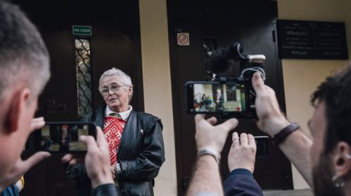 Журналісты бяруць каментар у Ніны Багінскай пасля таго, як у яе адабралі сцяг. Менск, Беларусь. 19 верасня 2020 года. Фота: Цімур Котаў / Белсат