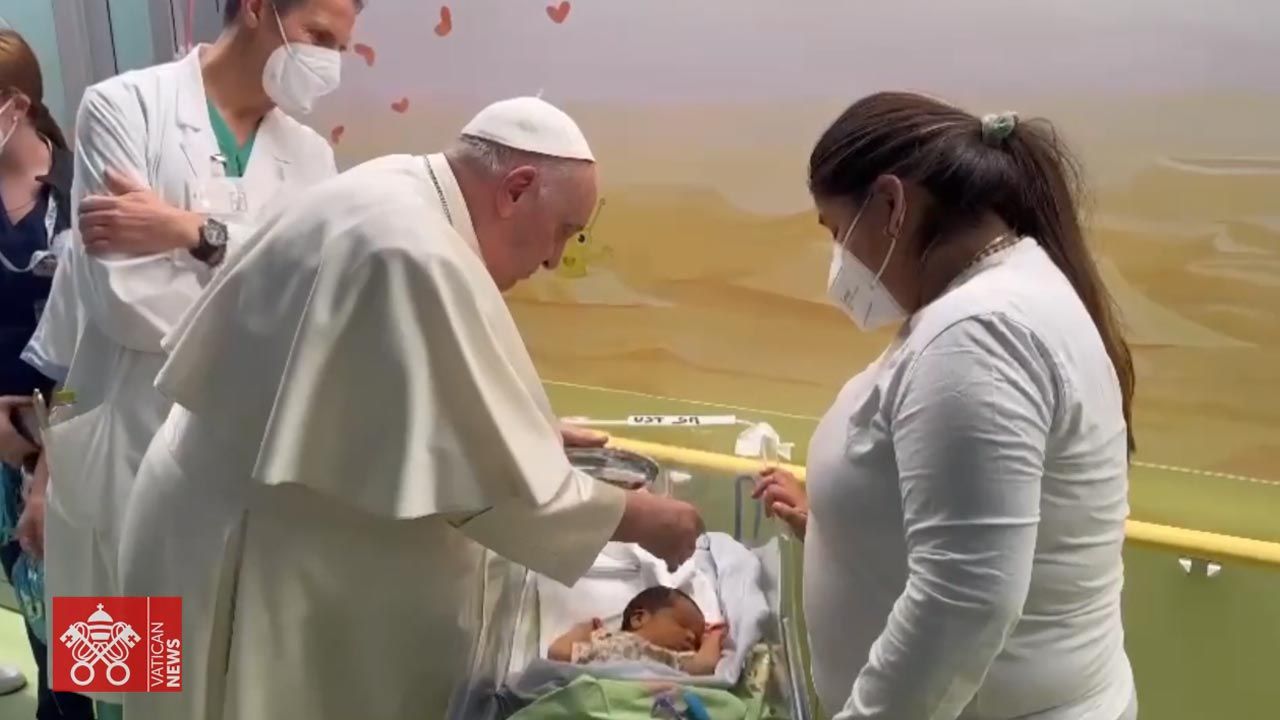 Papież udzielił sakramentu chrztu noworodkowi (fot. YouTube/Vatican News)