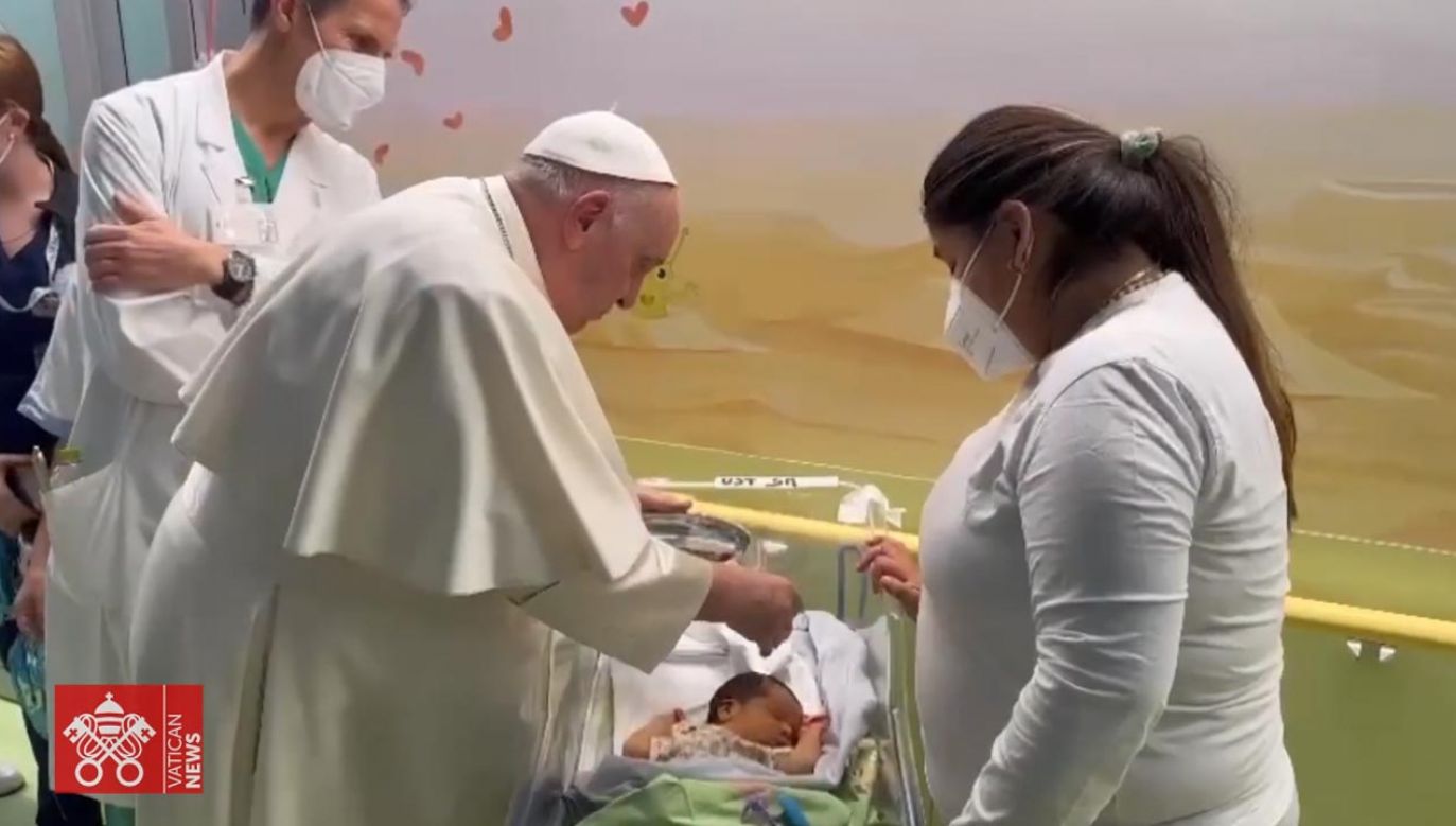 Papież udzielił sakramentu chrztu noworodkowi (fot. YouTube/Vatican News)