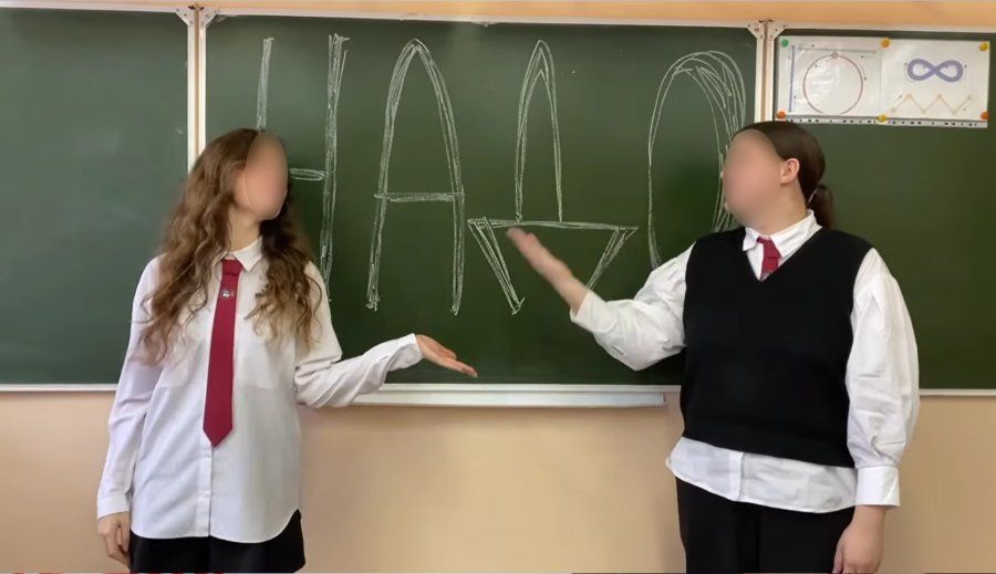 Кадры з школьнага відэа гімназіі №14. Крыніца: Флагшток