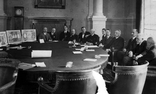 Sąd konkursowy, wybierający w marcu 1925 roku projekty nowych banknotów polskich. Sala konferencyjna Banku Polskiego w Warszawie. Fot. NAC/IKC, sygn. 1-G-6349